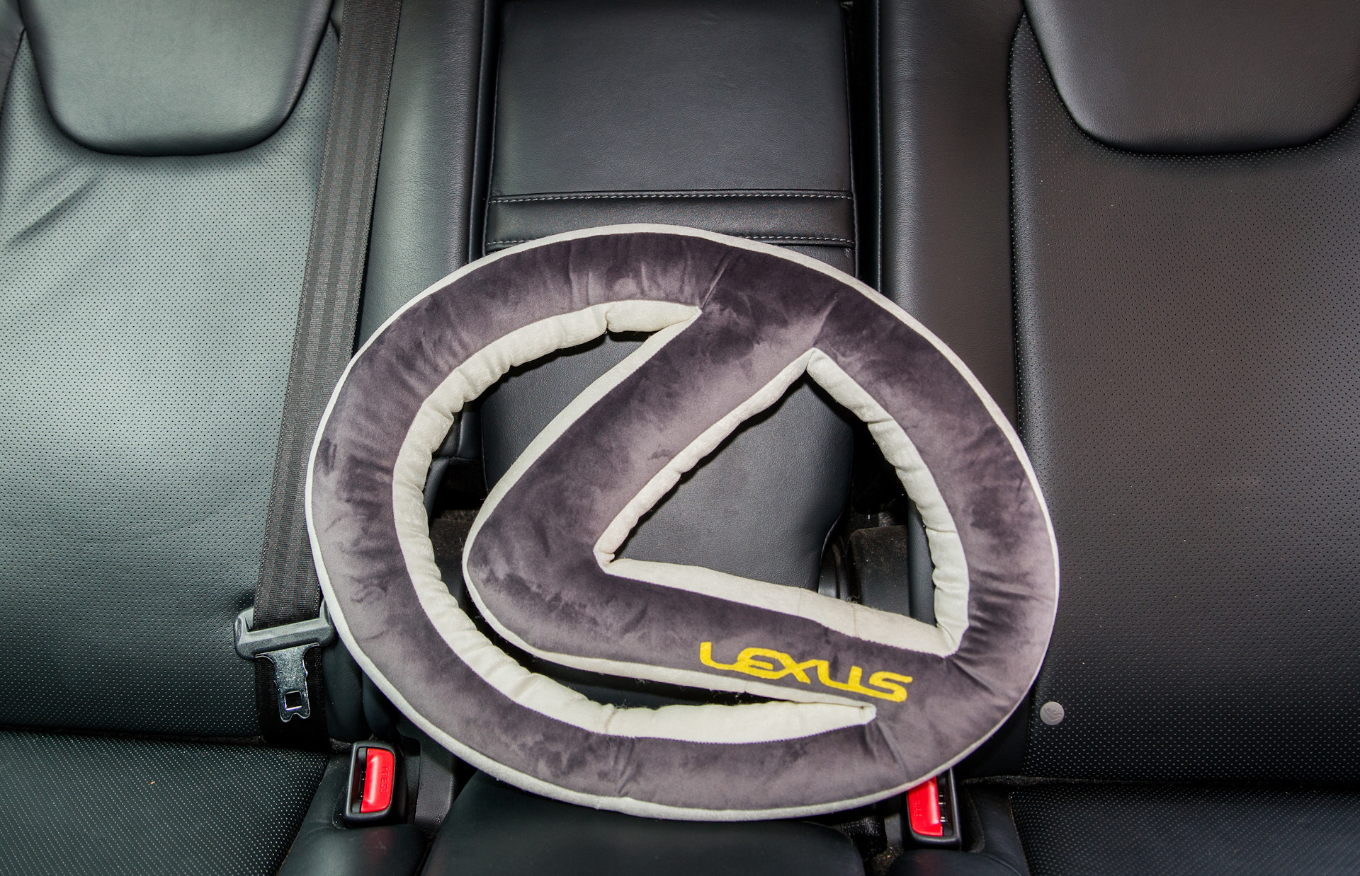 Подушки лексус. Isofix логотип Лексус. Подушка Лексус. Накладка на подушку Лексус gs300. Кресло детское с логотипом Лексус.