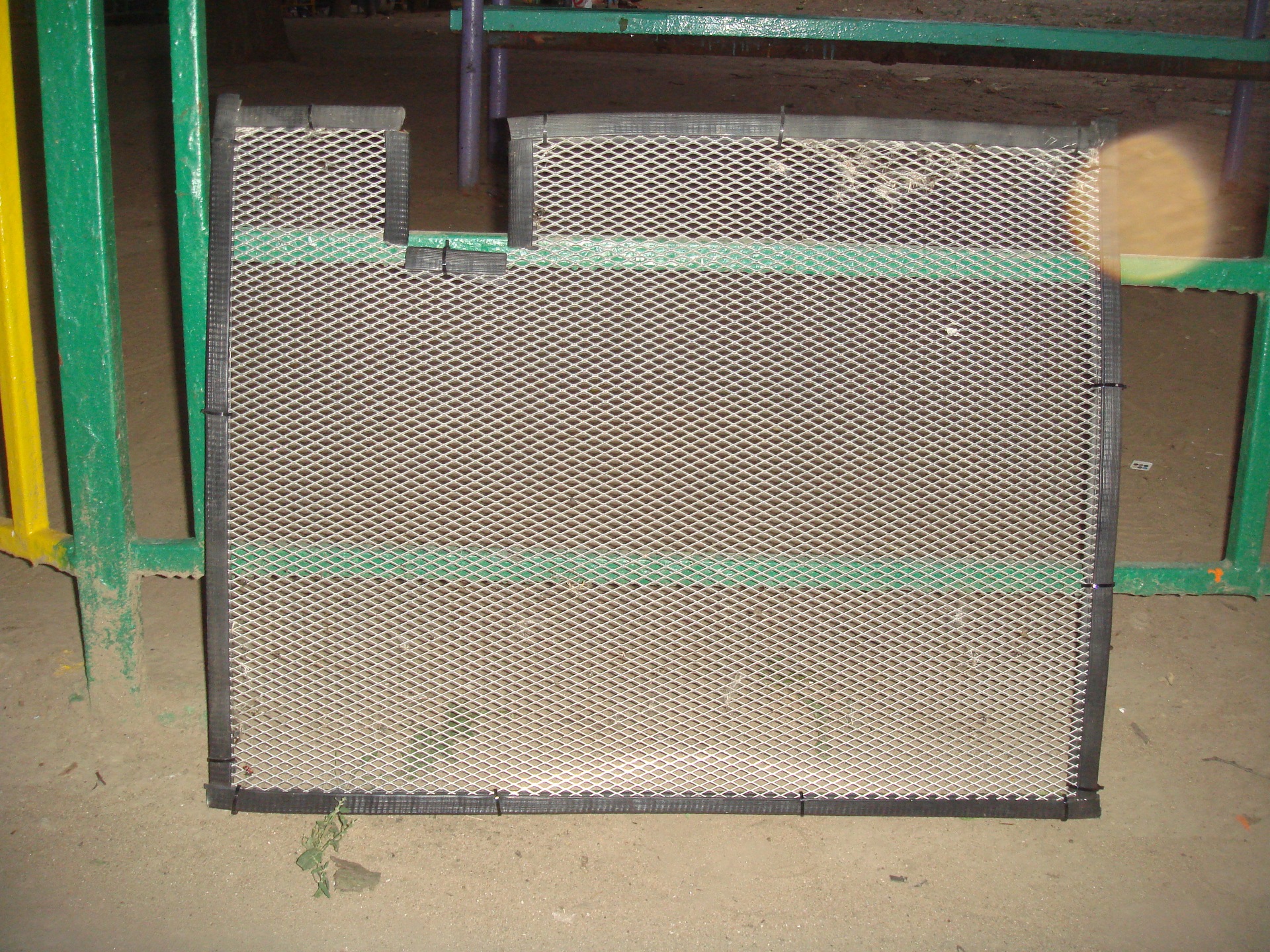 Flc сетка на радиатор rm2043fwf. Сетка оградительная netting 85 g/m2, 4x50m. Защитная сетка крепление. Защита радиатора камаз сетка. Защитная сетка sera precision 32030.