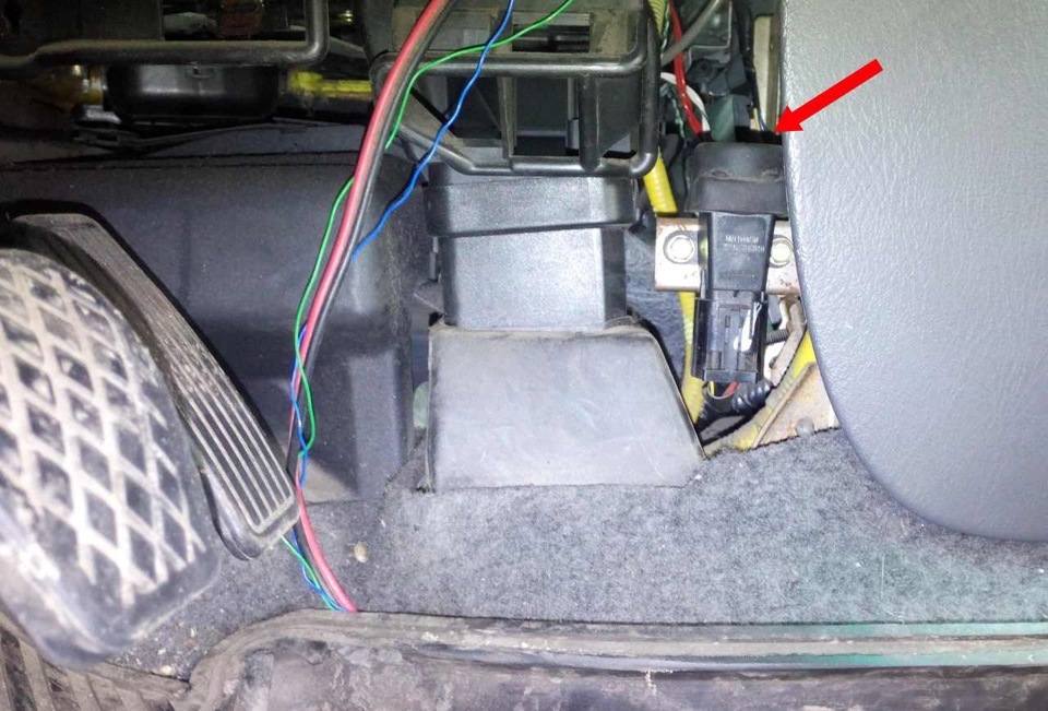 Где находится кнопка бензонасоса англоцивик Волшебная кнопка ) - Honda Civic Fastback (6G), 1,4 л, 1998 года своими руками D
