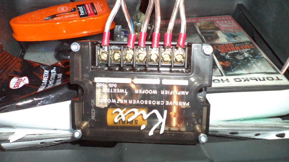 Ну и собственно подключаем проводку к кроссу — 2 провода твитер, 2 — динамик, 2 к ГУ — Lada 21124