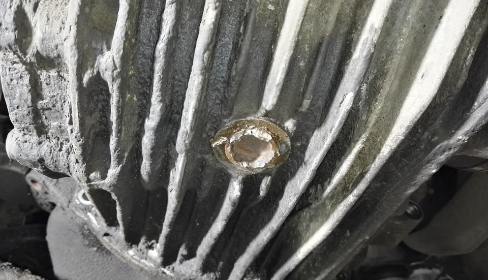 Это уже результат нецензурных выражений и действия зубила с молотком в попытках сдвинуть пробку с места. — Audi 100 Avant (C4)