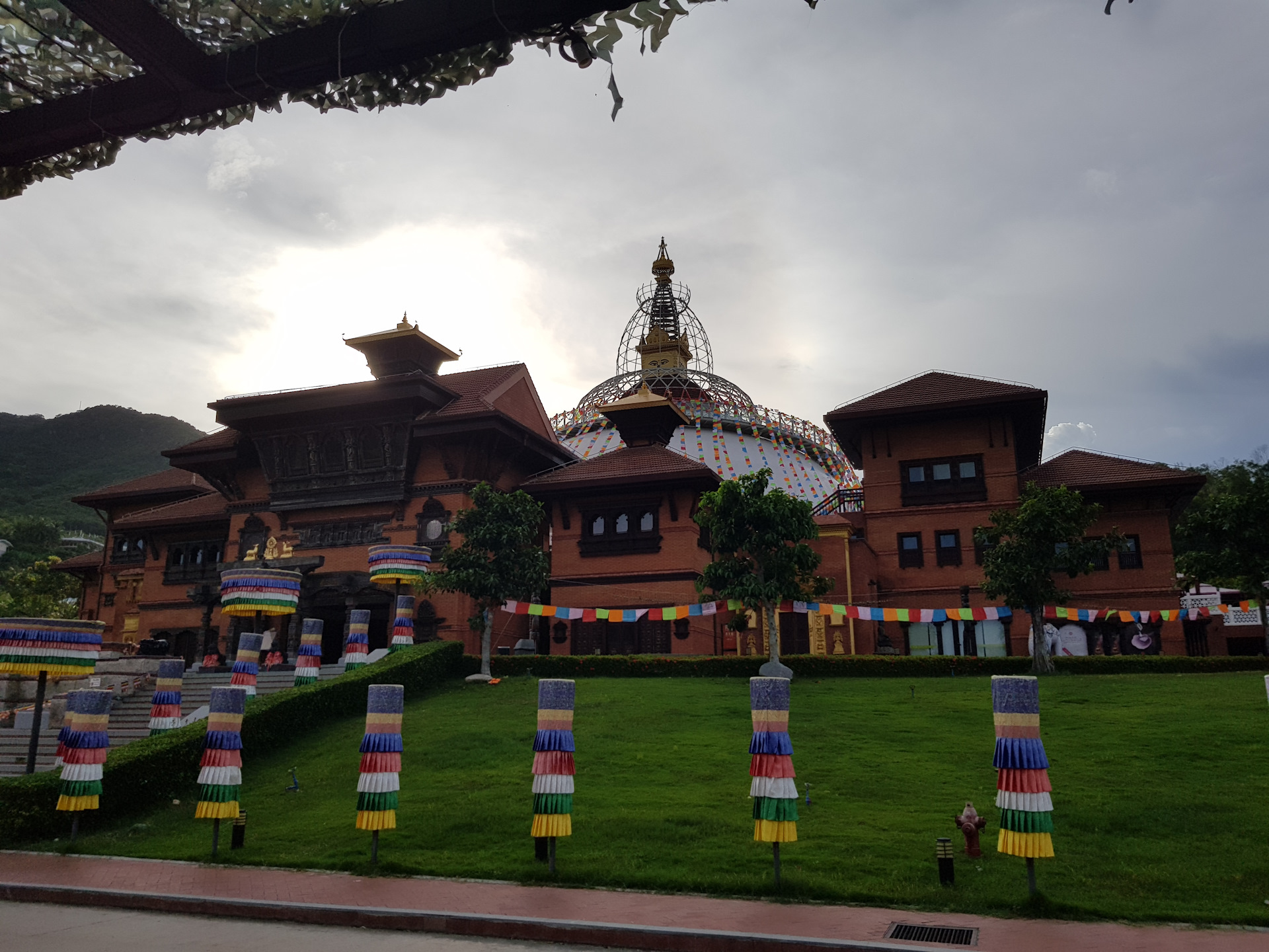 китай статуя богини гуаньинь. храм наньшань санья. статуя богини гуаньинь на острове хайнань. буддийский храм чжаньшань. центр буддизма наньшань парк.