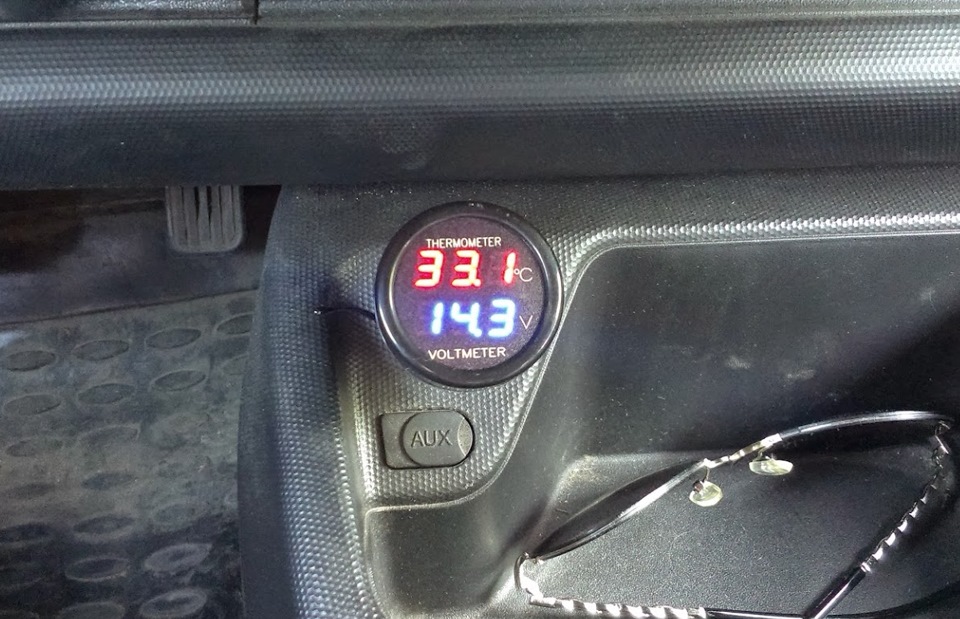 Вольтметр в прикуриватель — Honda Jazz (1G), 1,4 л, 2007 года ...