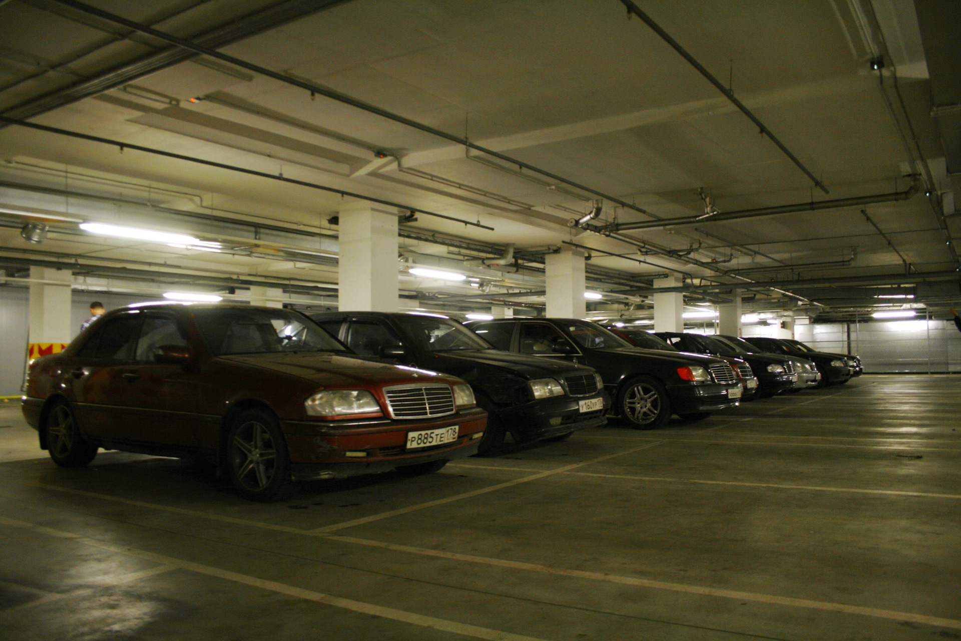 Клуб 202. 202 клуб. Mercedes w202 японец 2000 года. Сходка красноярск. Наклейки на мерседес.