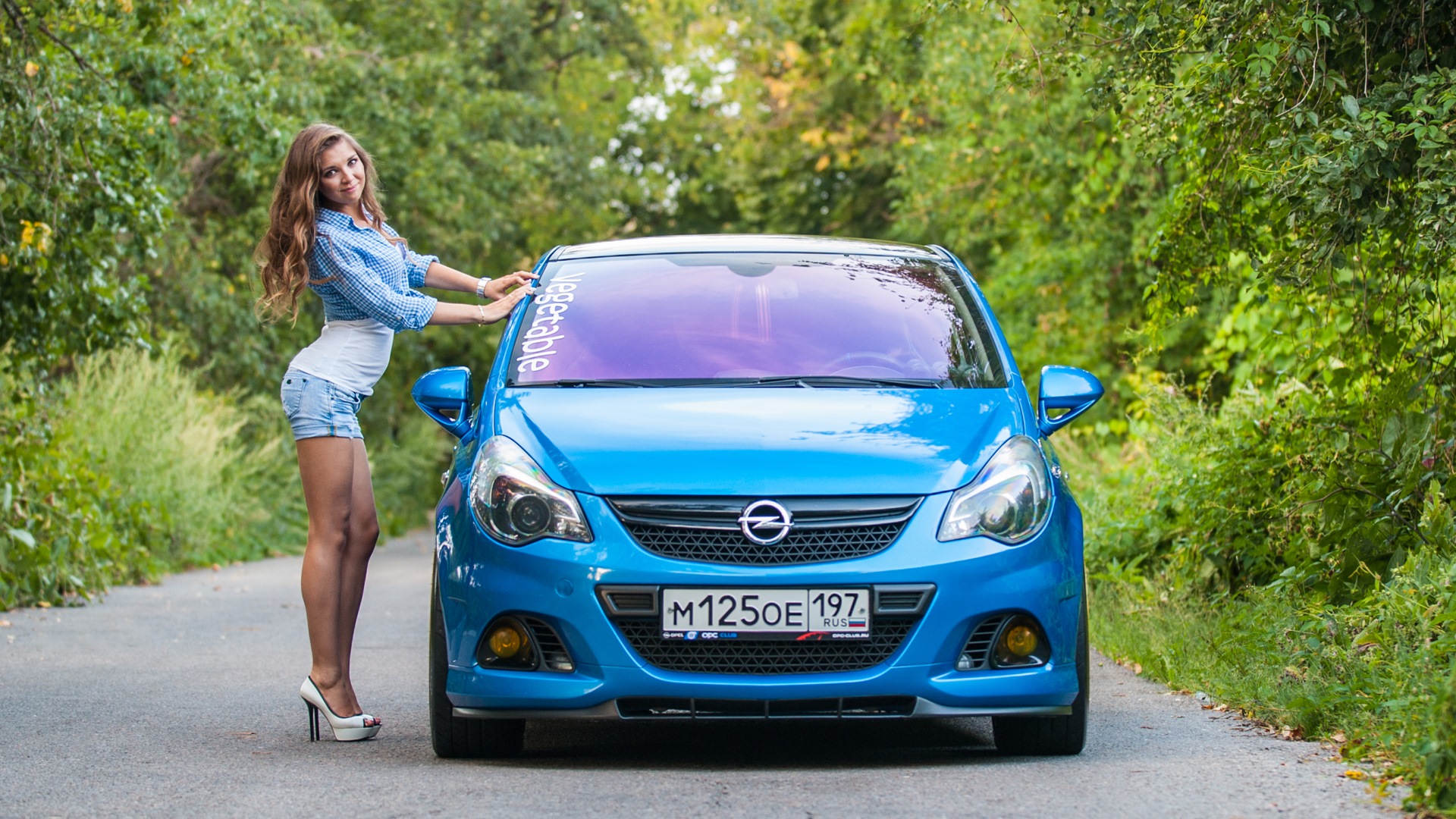 Женские корсу. Abby Opel. Девушки Опель Корса. Opel Corsa и девушка. Девочки на опеле.