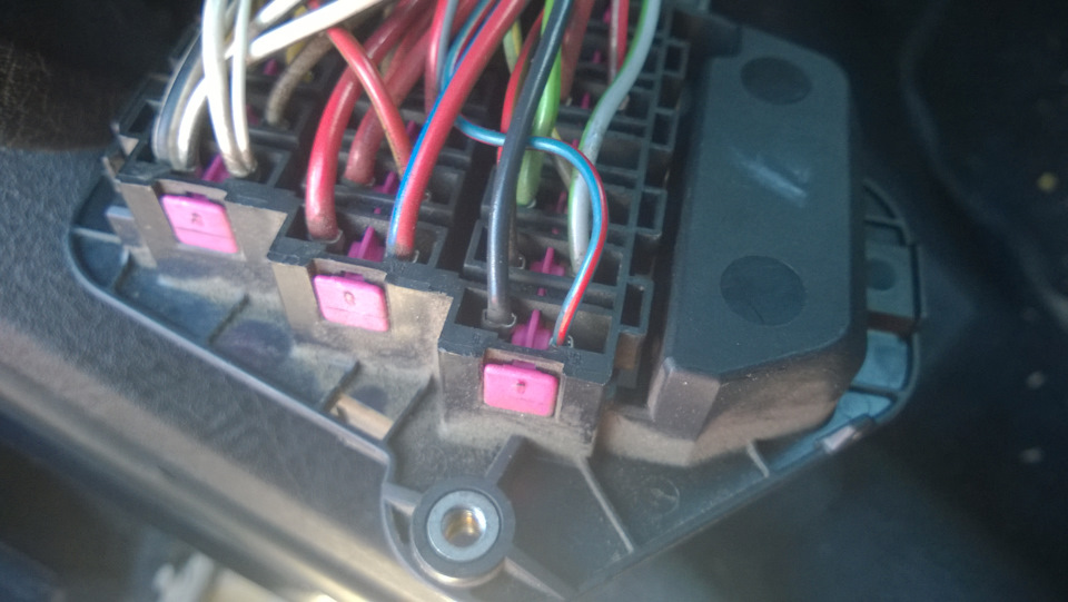 Предохранитель F15 с сине-красным проводом — Audi 100 (C4)