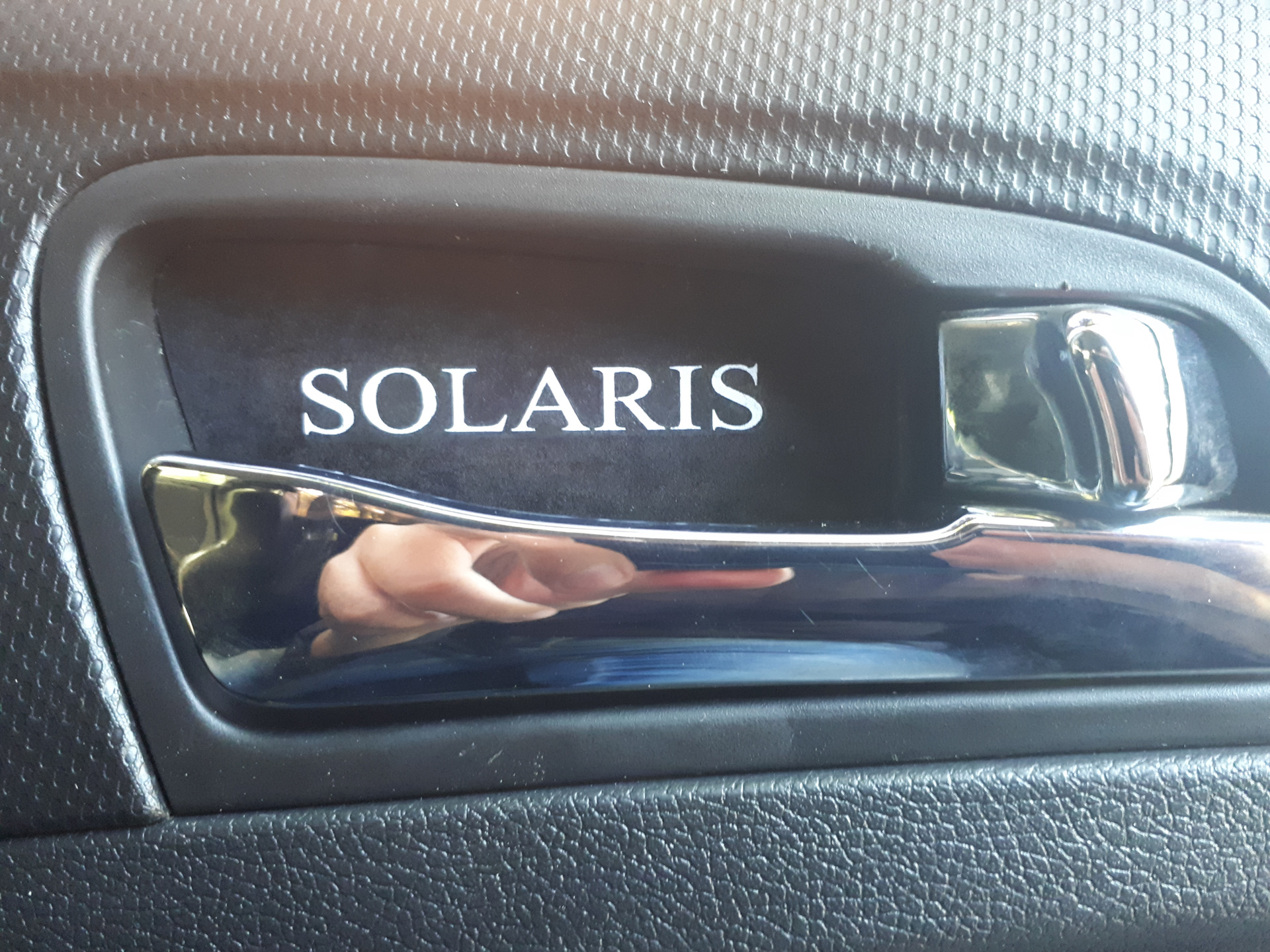 Дверная ручка хендай солярис. Подсветка ручек дверей Hyundai Solaris 1. Подсветка ручек дверей Хендай Солярис 2011. Подсветка внутренних ручек дверей Solaris. Подсветка ручек дверей Хендай.