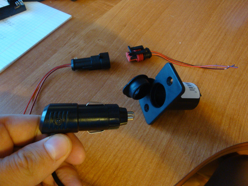 Разъёмы удобные с резиновой прокладкой (с претензией на водонепроницаемость), выглядят надёжно; Гнездо прикуривателя — контакт тоже будет надёжным. — Hyundai Tucson (TL)