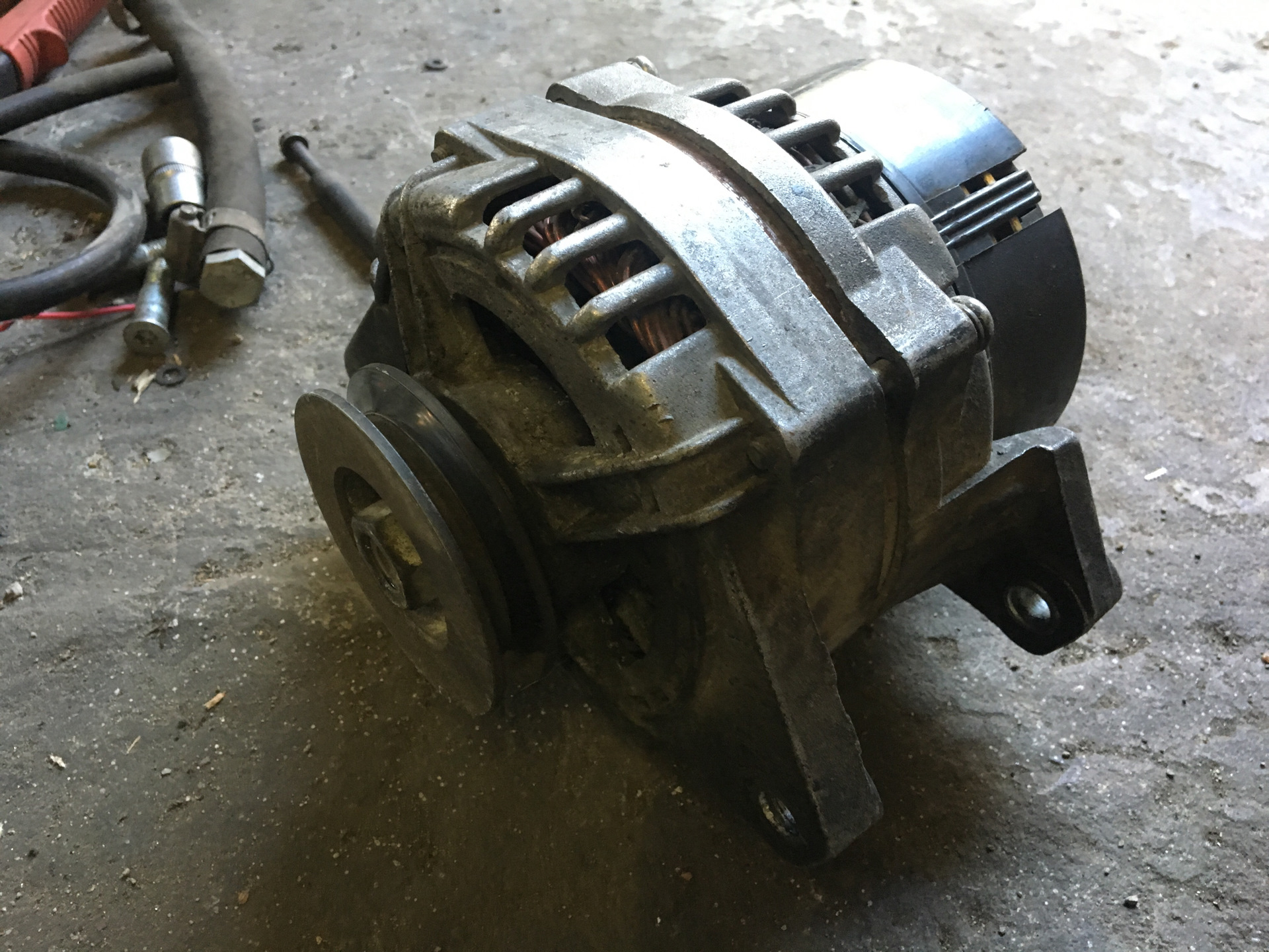 Крышка генератора задняя батэ 90а. Range rover vogue ремонт генератора. Лежат генератор. Схема подключения синхронного электродвигателя переменного тока. Принцип действия и конструкция генератора переменного тока.