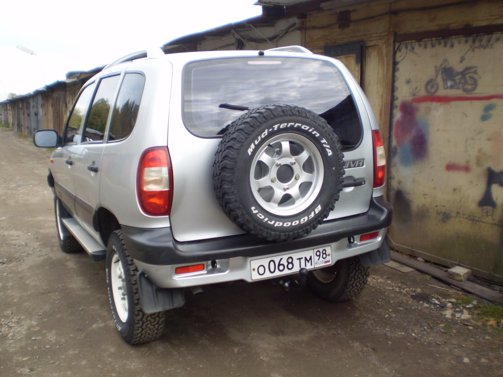 Покраска двери багажника и переднело левого крыла. — Chevrolet Niva, 1,7 л,  2005 года | кузовной ремонт | DRIVE2