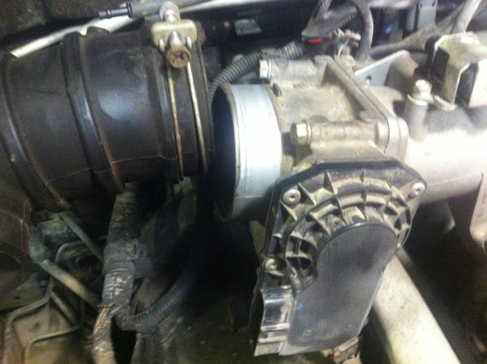 пользуясь моментом в ожидании запчастей — помыл дроссель…обороты на холостых начали плавать…свечки на очереди))) — Mitsubishi Pajero (4G)