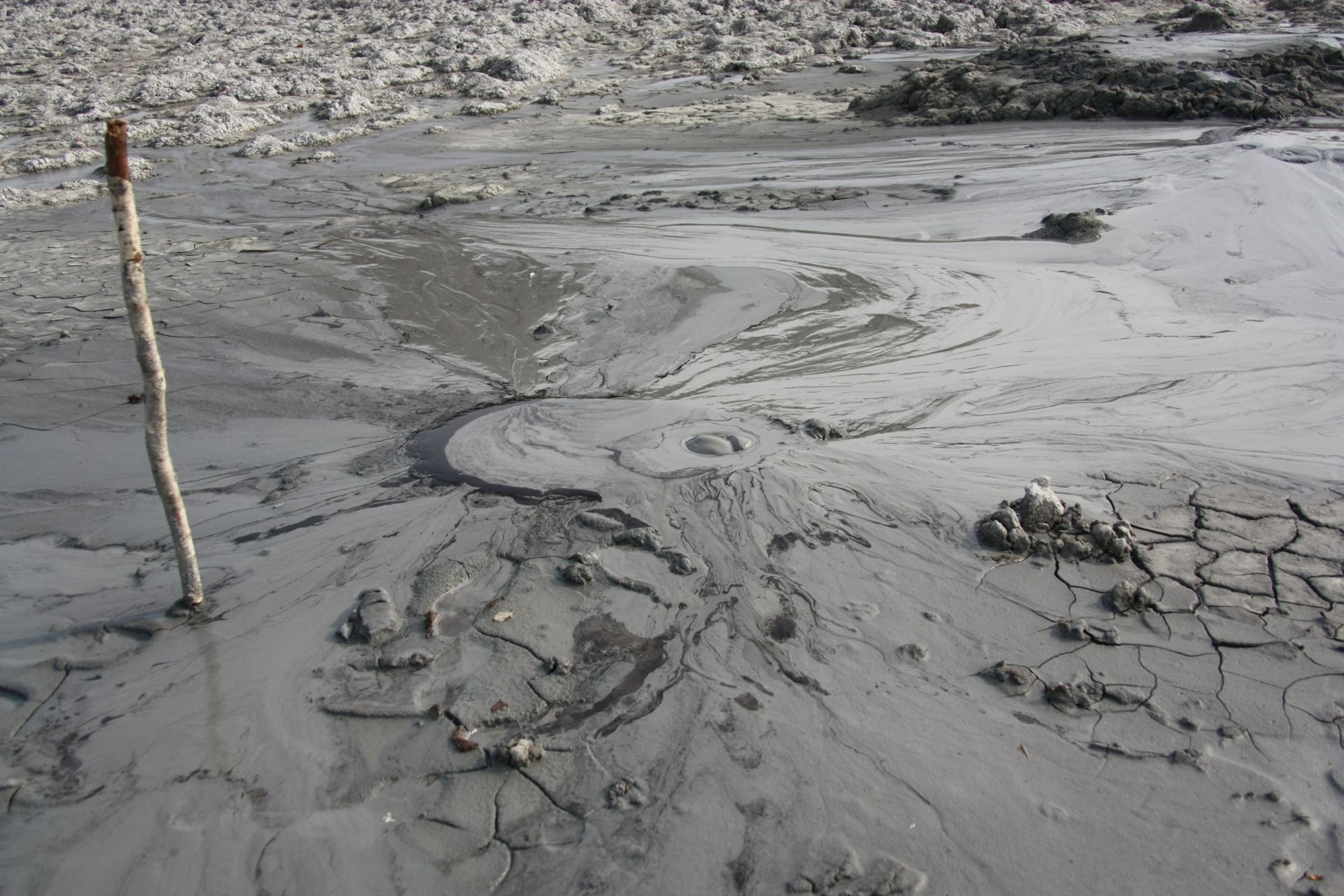 Грязевые вулканы южно сахалинск дорога. Грязевые вулканы южно сахалинск. Грязевые вулканы южно сахалинск. Памятник природы «южно-сахалинский грязевой вулкан». Грязевой вулкан мангустан сахалин.