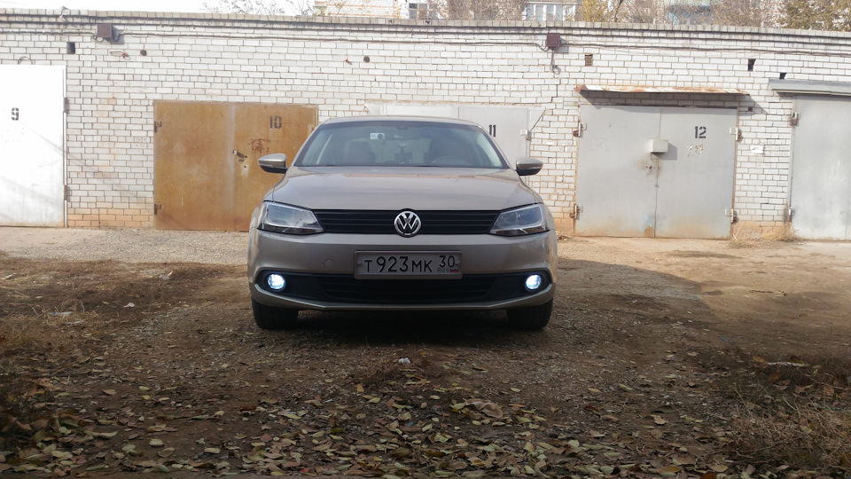 Замена ламп в противотуманках — Volkswagen Jetta VI, 1,6 л, 2013 года ...