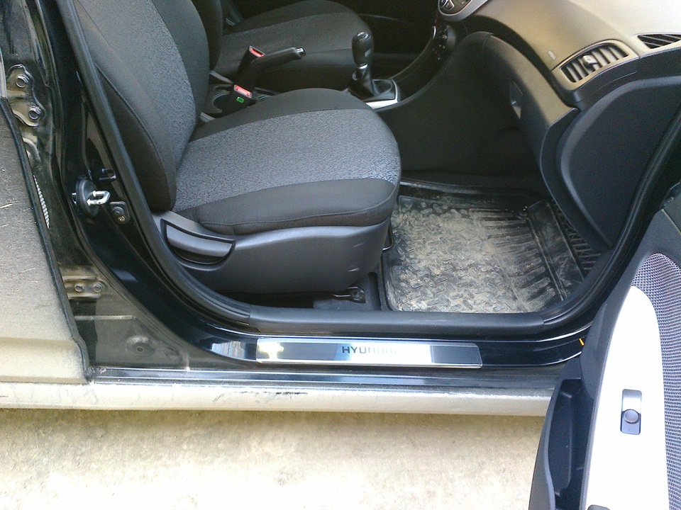 Накладки на пороги установлены — Hyundai Solaris Hatchback, 1,4 л, 2012 ...