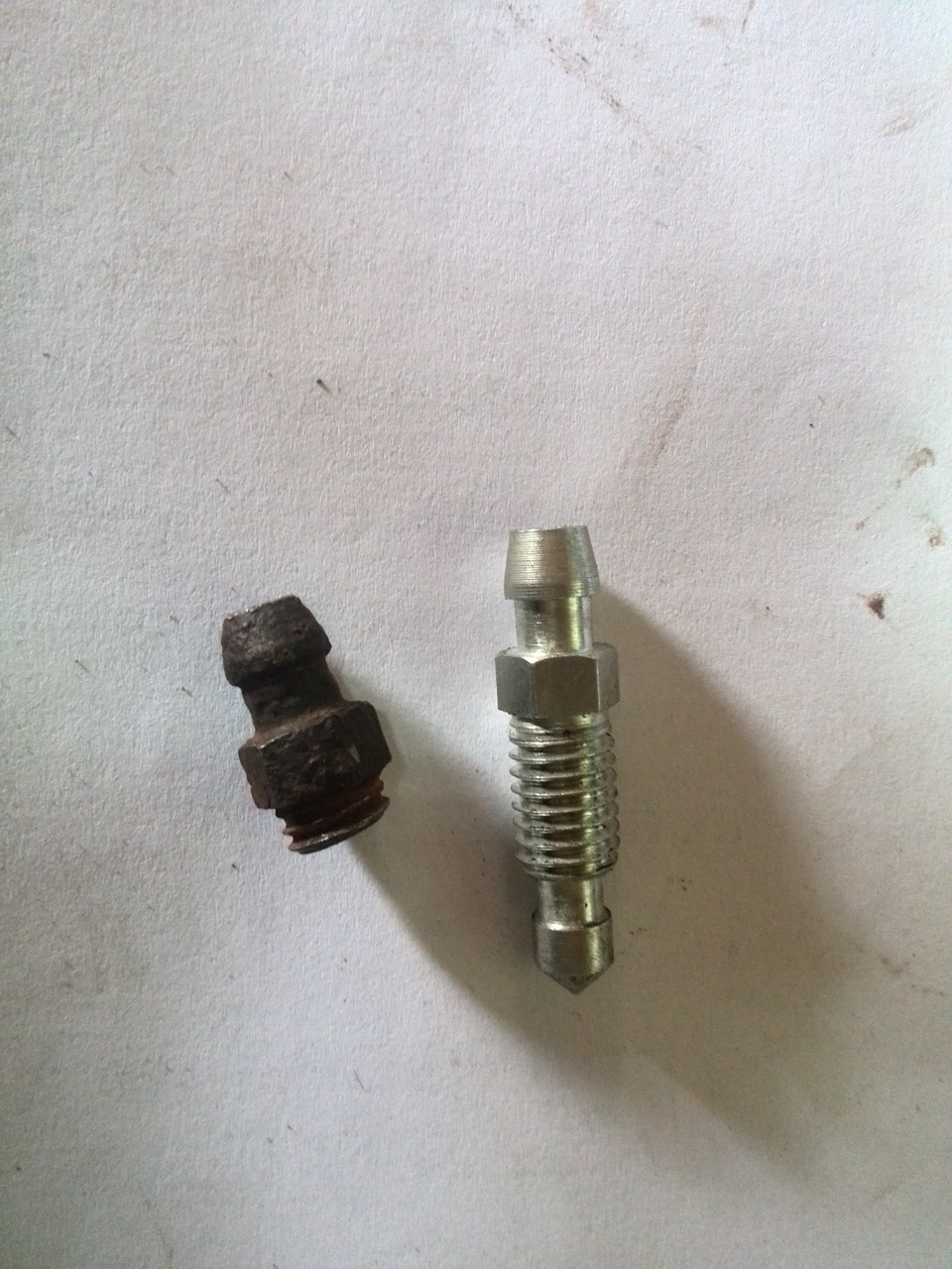 Штуцер прокачки гольф 4. 41128-95f0a. Штуцер прокачки тормозов ваз 2110. Штуцер прокачки тормозов т4 фольксваген. Штуцер для прокачки тормозов 2112.