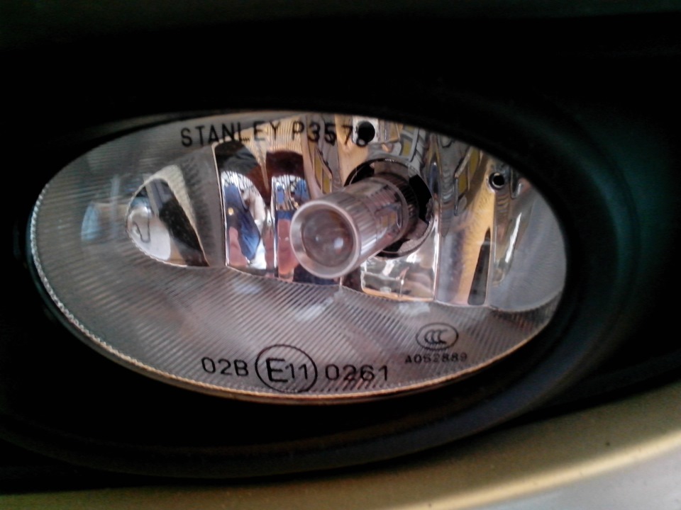 Противотуманки на 3 лампочки. Цоколь ламп Мазда 3 BK В туманках. Mazda 3 BK лампы ПТФ. Лампы в фарах на Mazda 3 седан 2008 года. Лампочки в противотуманки Мазда 3 2005.