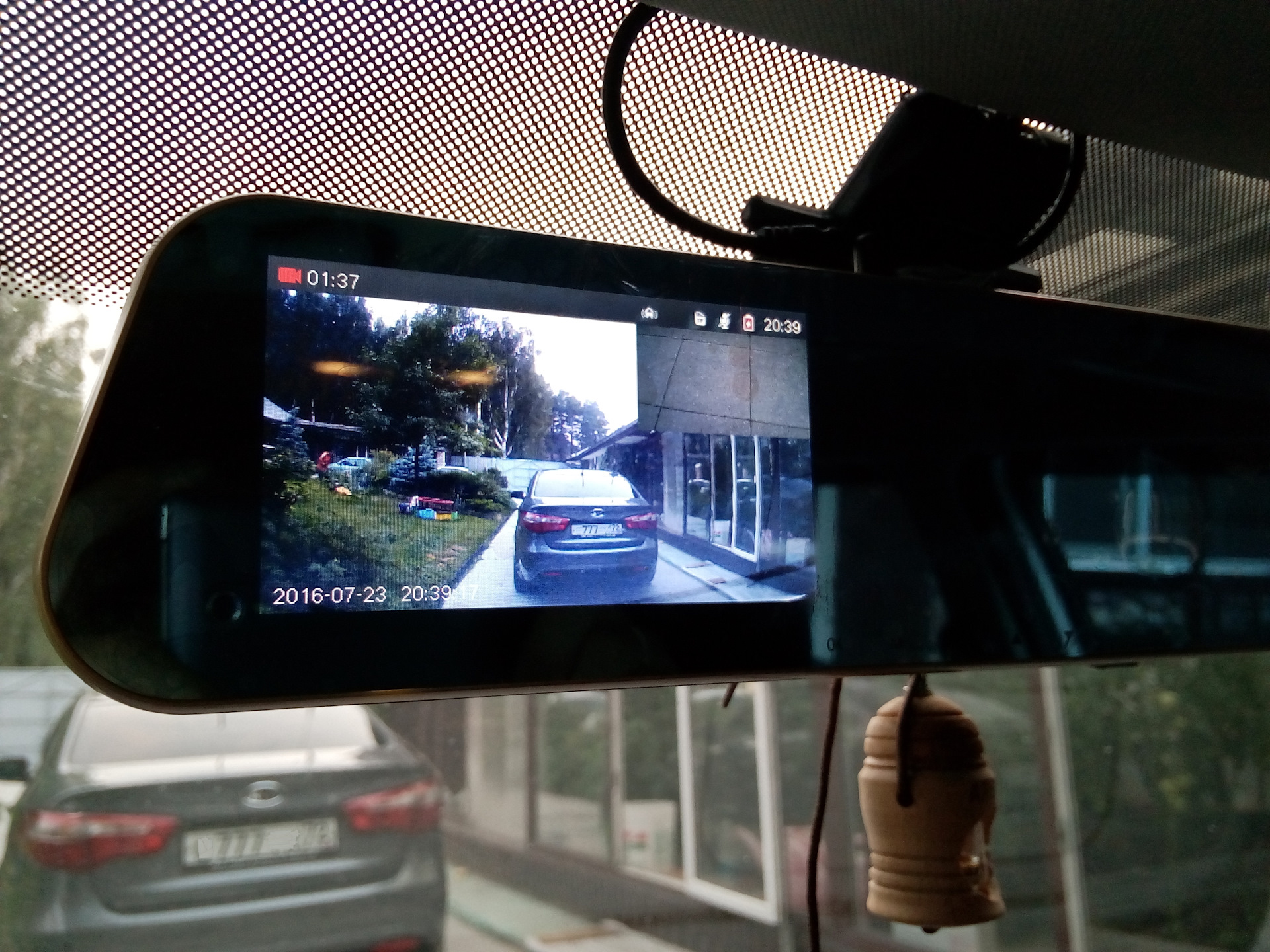 Видеорегистратор с функцией записи в салоне автомобиля