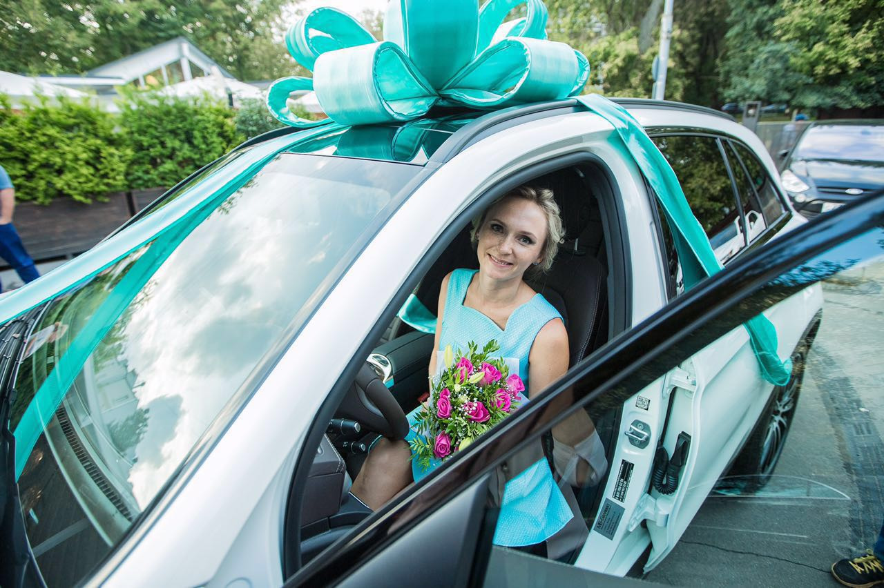 Подарить машину супруге. Авто в подарок. Подарок жене автомобиль. Девушке подарили машину. Машина в подарок девушке.