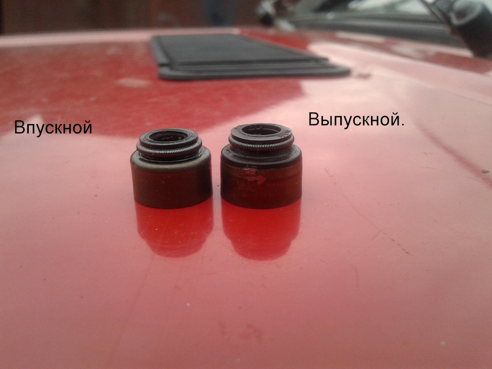 Отличие маслосъемных колпачков впускных и выпускных на тойота