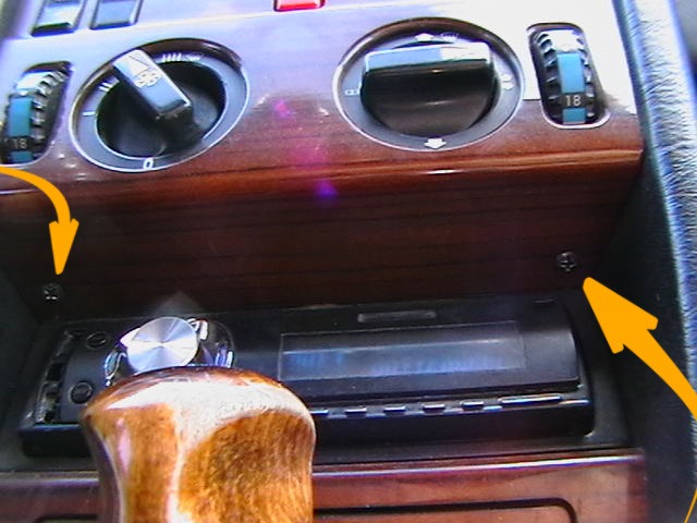 откручиваем саморезы над магнитолой — Mercedes-Benz E-Class (W124)