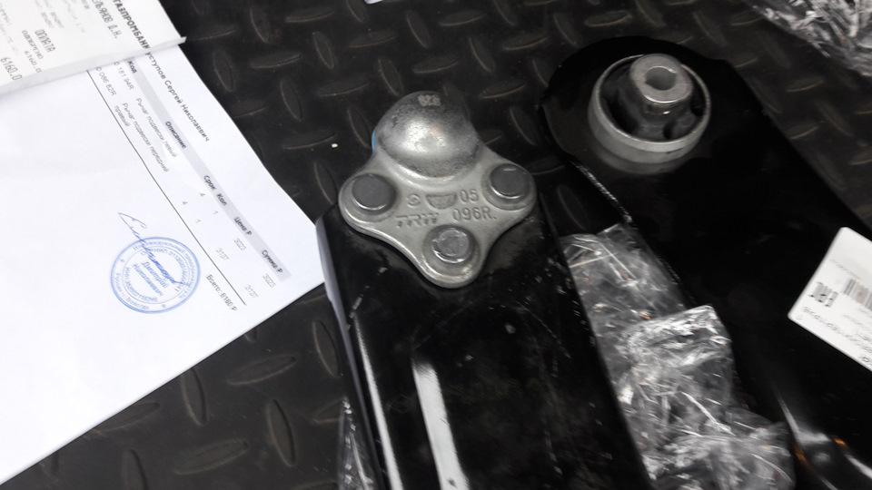 Подготовка к замене нижних рычагов передней подвески — Renault Fluence ...