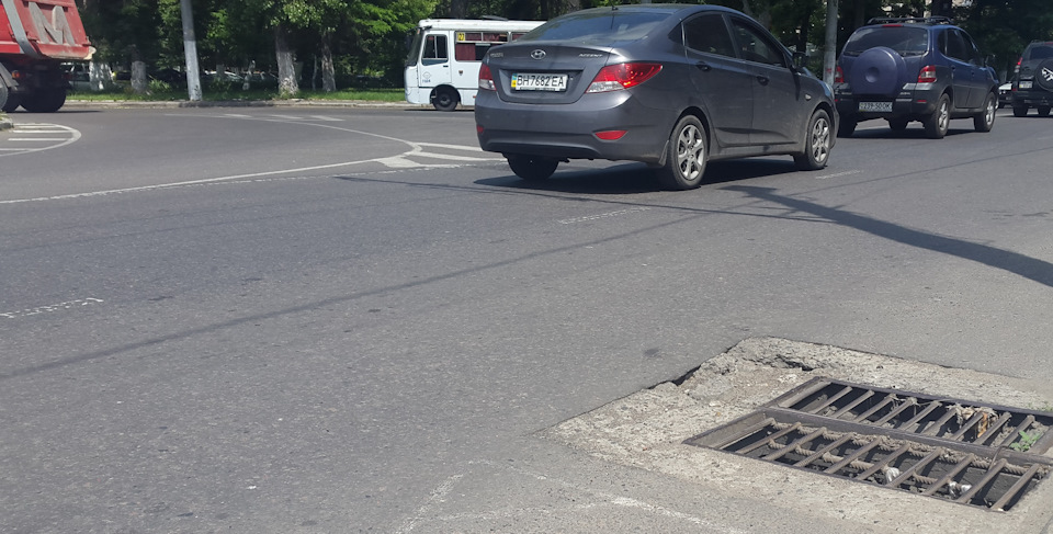 Это видимо защита, от гонщиков. Захотел обогнать справа, а тут хобаа! Второй раз уже будешь спокойнее — Mercedes-Benz G-Class (W463 1G)