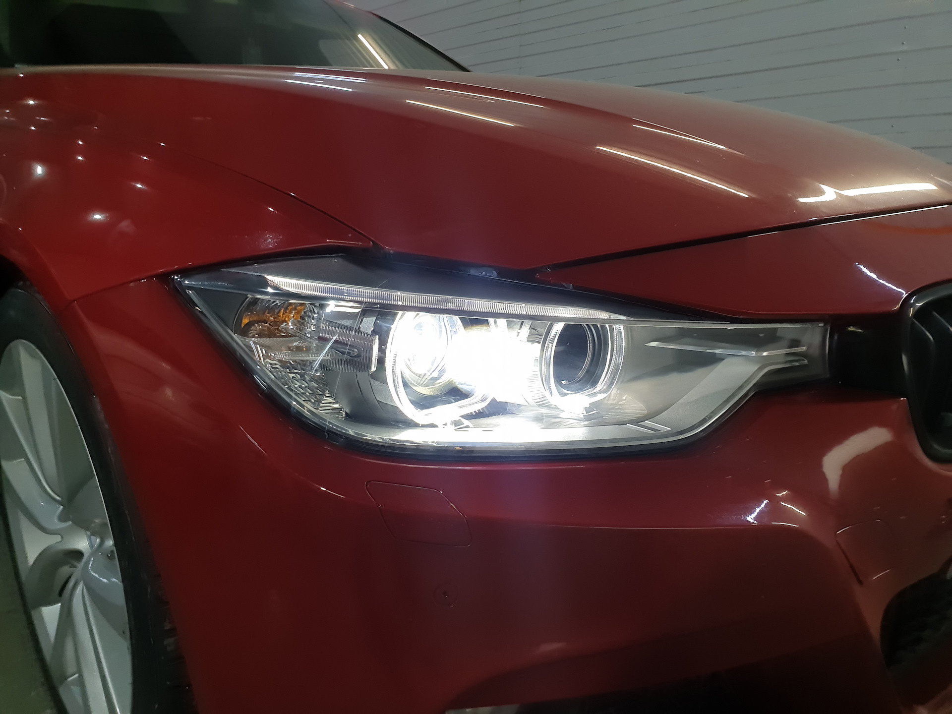 Линзы бмв. Линзы фар f30. BMW f30 линза диодная. BMW f30 led с линзами. Bi-led f30.