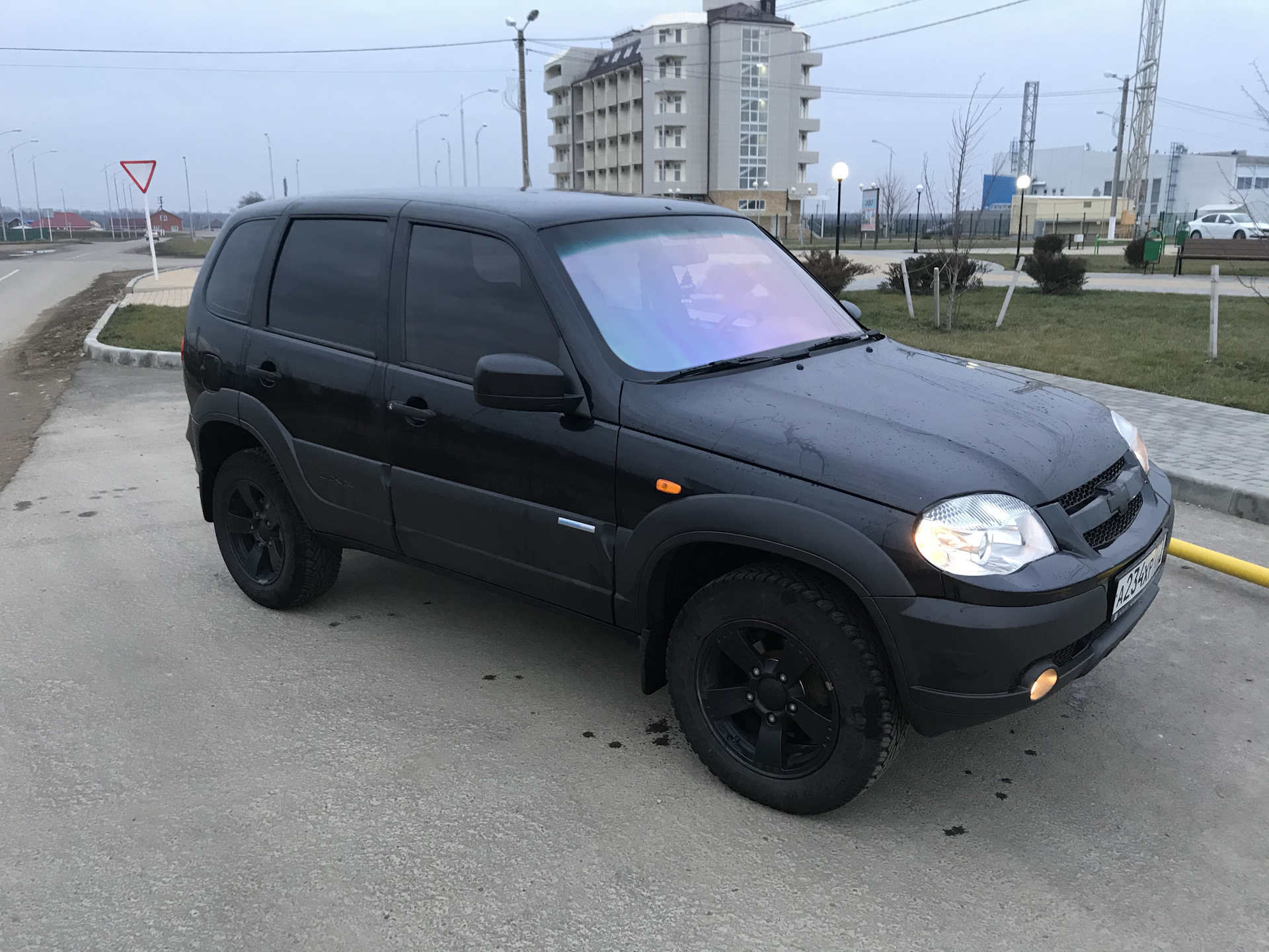 Chevrolet Niva черная