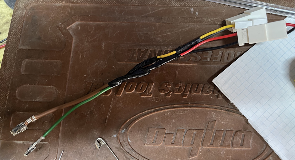 Поскольку подключение подразумевалось напрямую к модулю управления светом (МУС), был изготовлен переходной жгут. «Плюс» был «подцеплен» к клемме 56 модуля, «минус» – к клемме 31. «Евролиры» были позаимствованы с «донорского» разъема МУС — Lada Granta (2G) FL