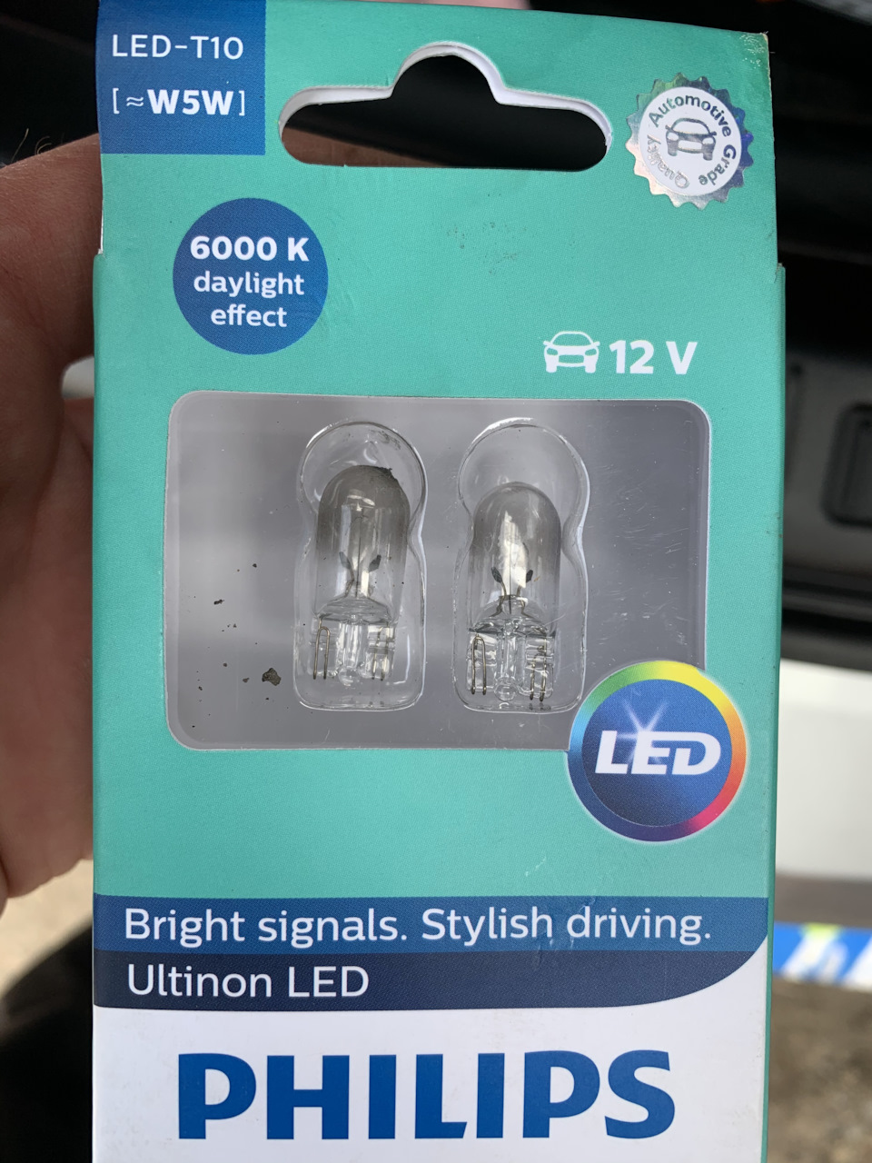 Замена лампочек освещения номерного знака — Mazda 3 (2G), 1,6 л., 2012 ...