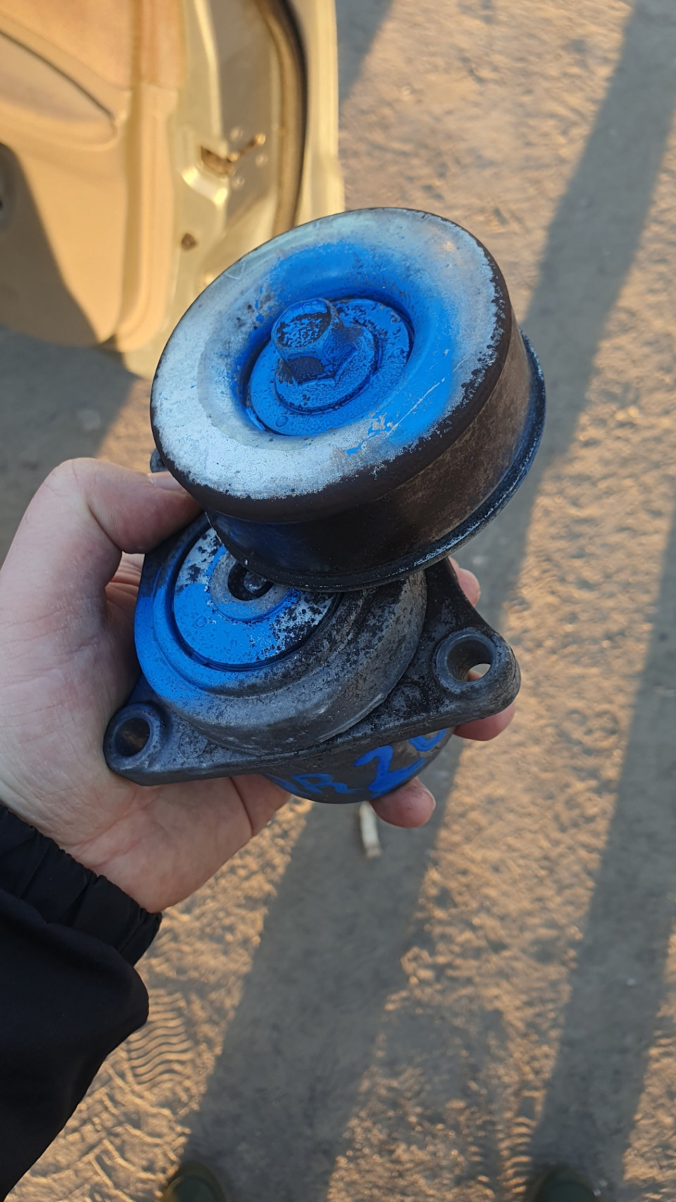 Замена натяжителя — Nissan Liberty, 2 л., 2002 года | поломка | DRIVE2