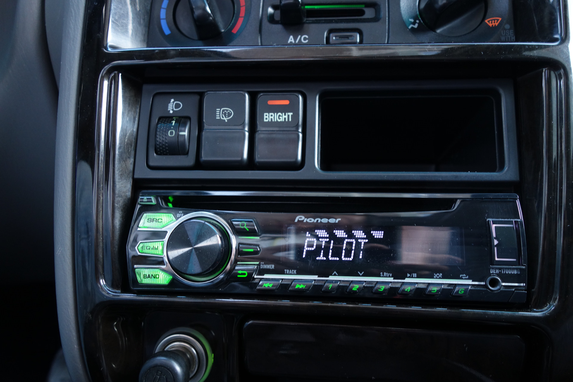 Китайская магнитола подсветка кнопок. Subaru Forester 2 подсветка магнитолы. Кнопка с подсветкой магнитола Sony. Магнитола с подсветкой.