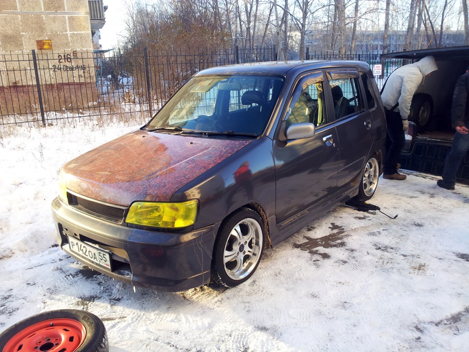 Ниссан куб az10. Nissan Cube az10 2001 размер колес. Ниссан куб 1 az10 ДХО. Ниссан куб az10 на 13 дисках. Литье на Ниссан куб az10.