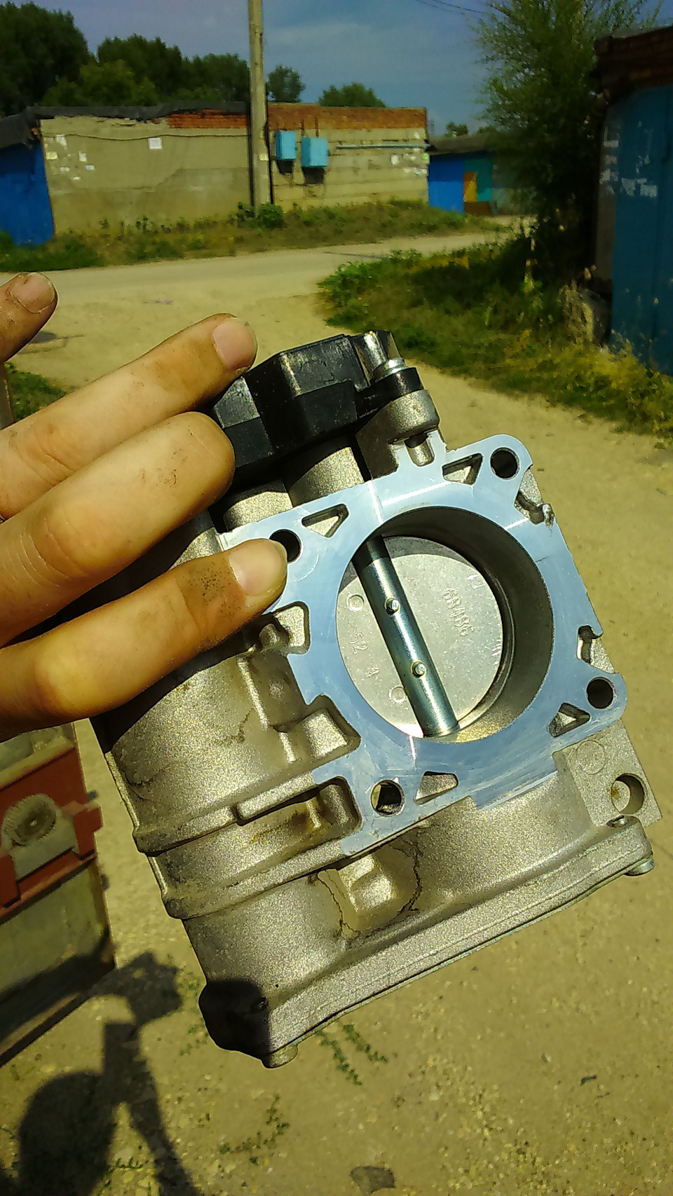 Чистка дроссельного узла — Lada Гранта, 1,6 л, 2014 года | плановое ТО ...