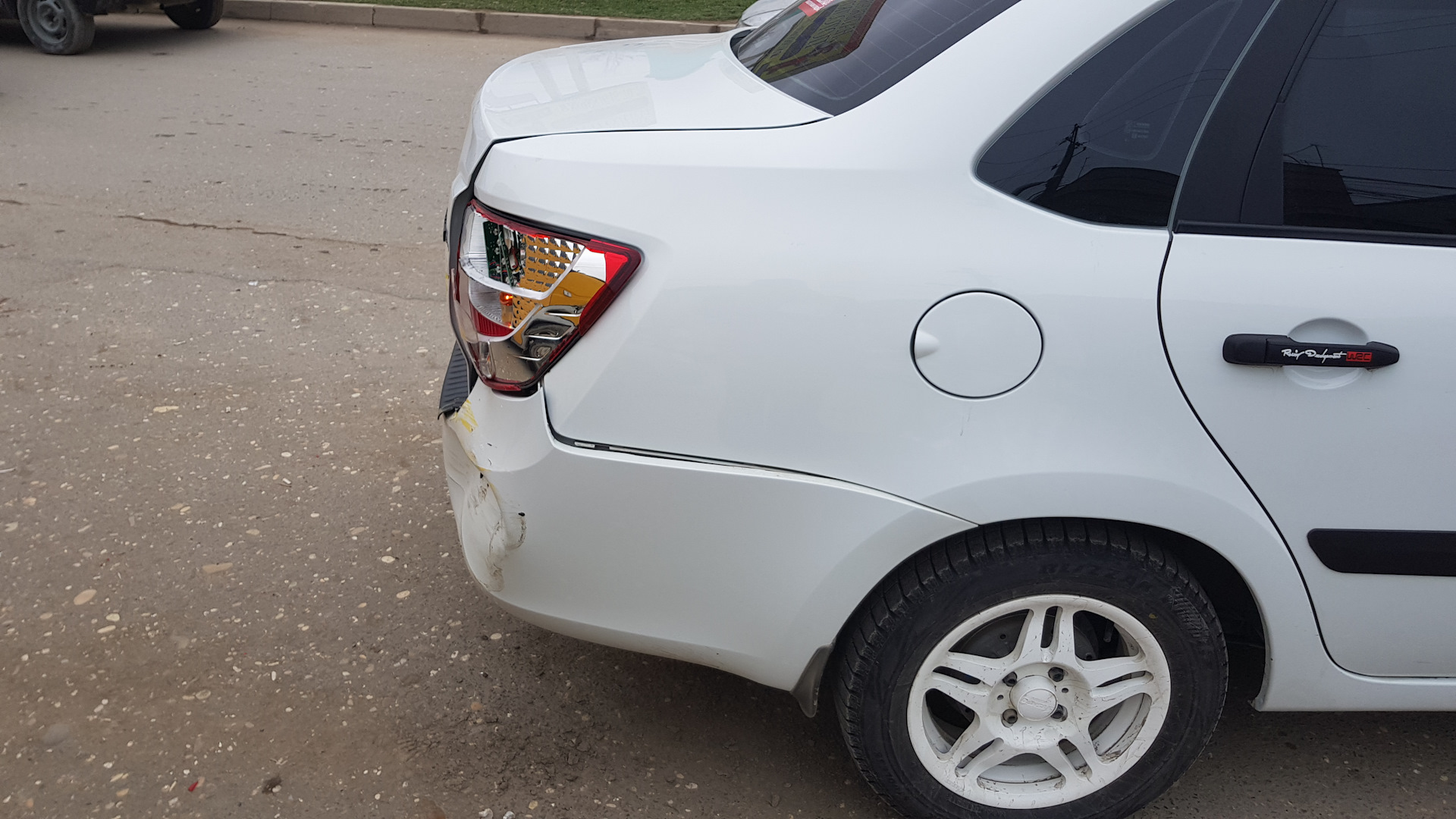 ДТП не большое, думаю усилить задний бампер и вопрос по фонарям. — Lada ...