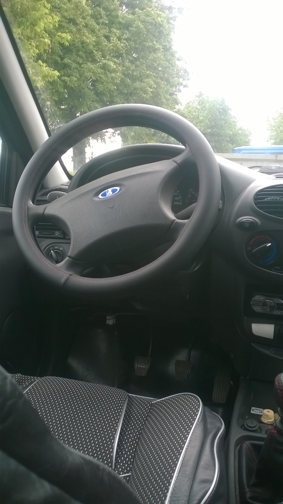 кожаная оплетка руля и ручка кпп — Lada Калина Хэтчбек (1G), 1,6 л ...