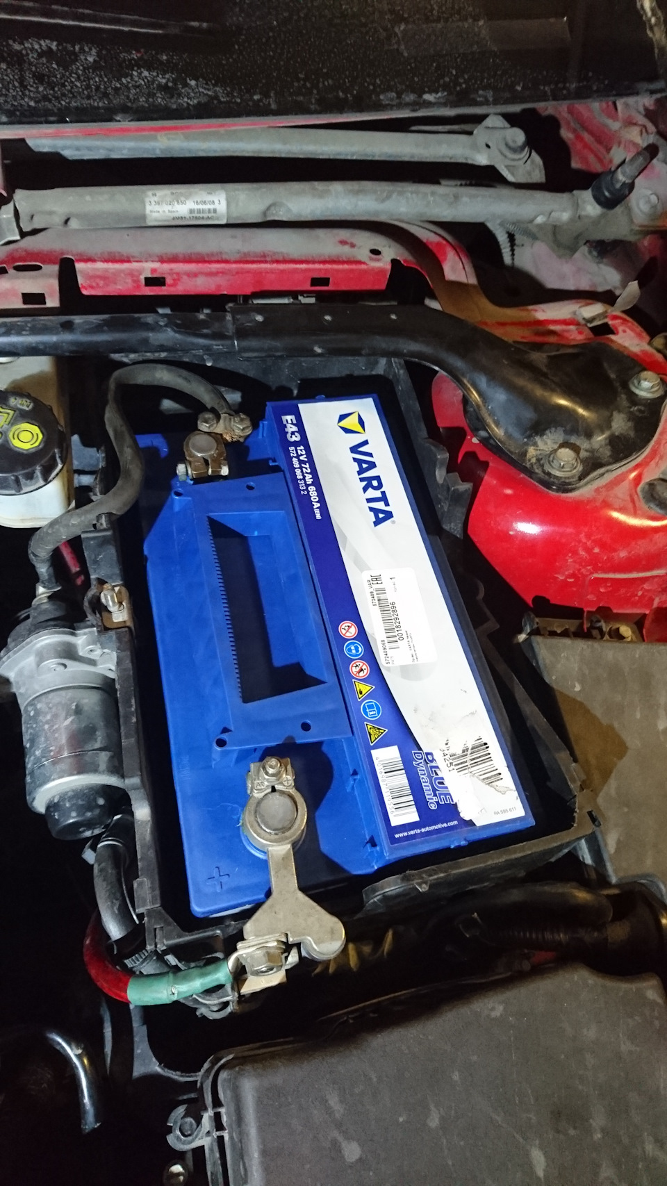 Замена аккумулятора — Ford Focus Hatchback II, 1,8 л, 2008 года ...