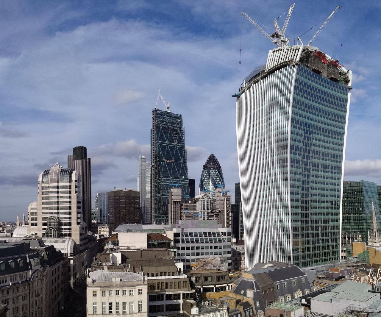 Автомобиль и небоскрёбы. Прыжок со здания. Небоскреб walkie talkie на крыше. Здание от которого плавятся машины. Ios 16 wallpapers car bridge.