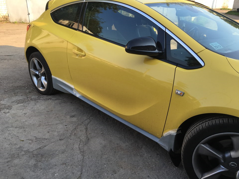 Пороги opel astra. Пороги Astra j GTC. Пороги для Opel Astra GTC. Пороги Opel Astra j GTC жёлтая. Пороги Astra j GTC drive2.