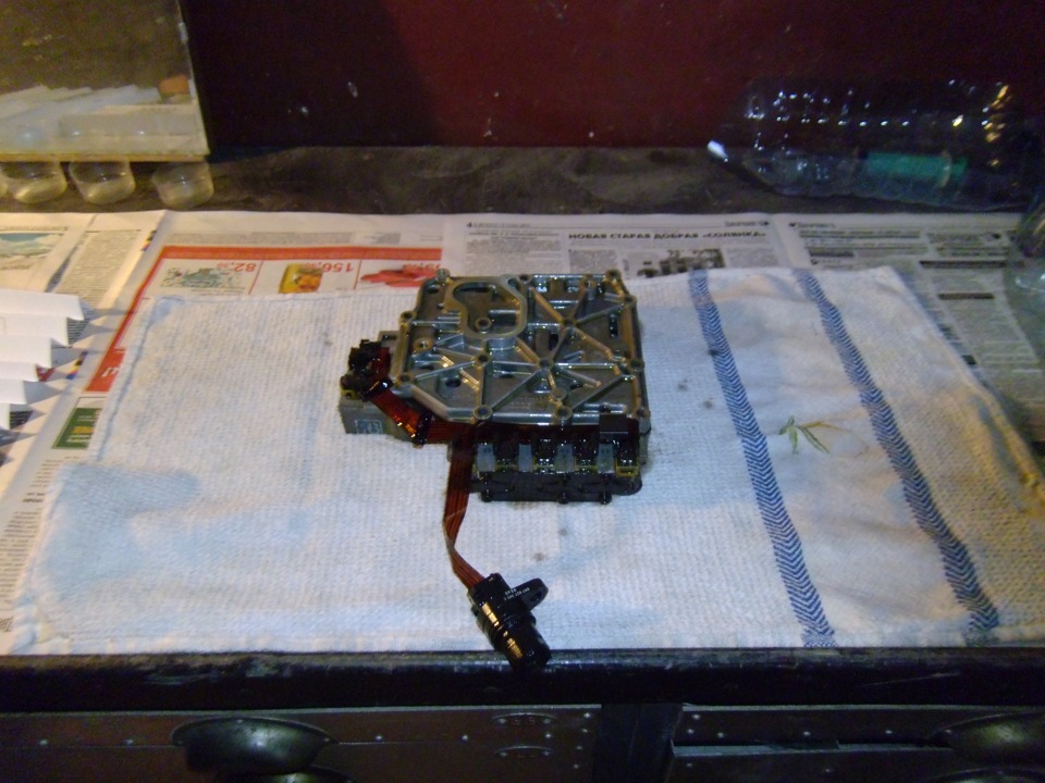 Не забываем что в момент монтажа из него вытечет с пол литра масла вам на руки, и будьте аккуратны при извлечении толкателя кулисы — Audi 80 (B4)