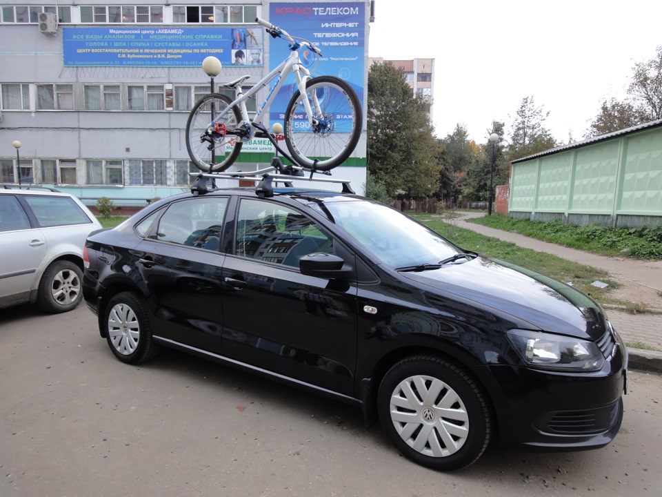 Багажники volkswagen polo. Багажник на крышу Volkswagen Polo. Polo 2020 sedan багажник Thule. Велокрепление Thule Polo sedan. Багажник на крышу автомобиля Фольксваген поло седан 2019.