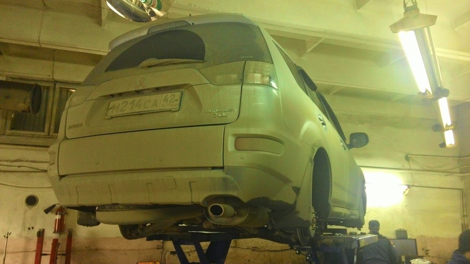 порвался пыльник — Mitsubishi Outlander XL, 2,4 л, 2010 года | визит на ...