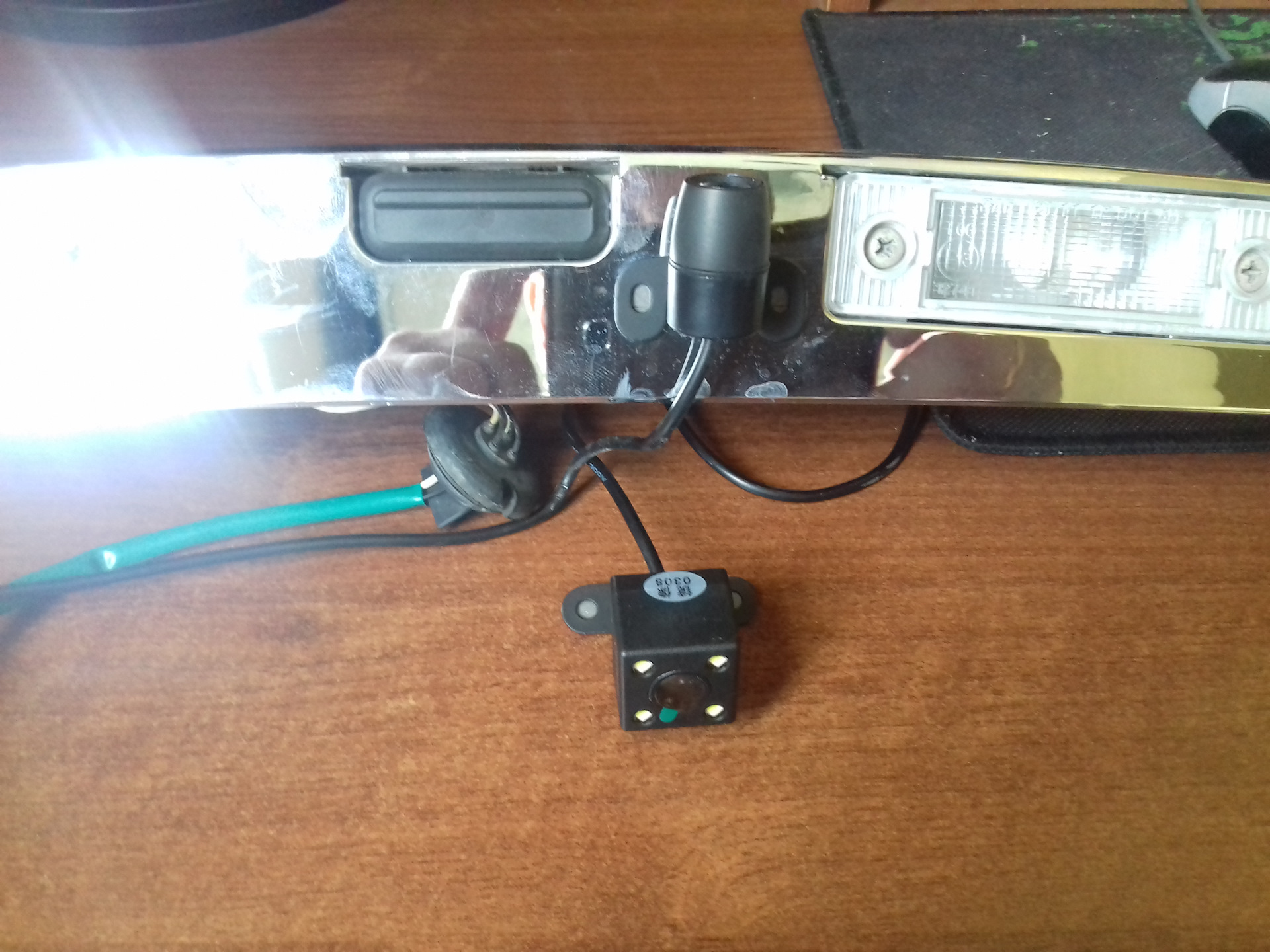 камера показывает черно белым