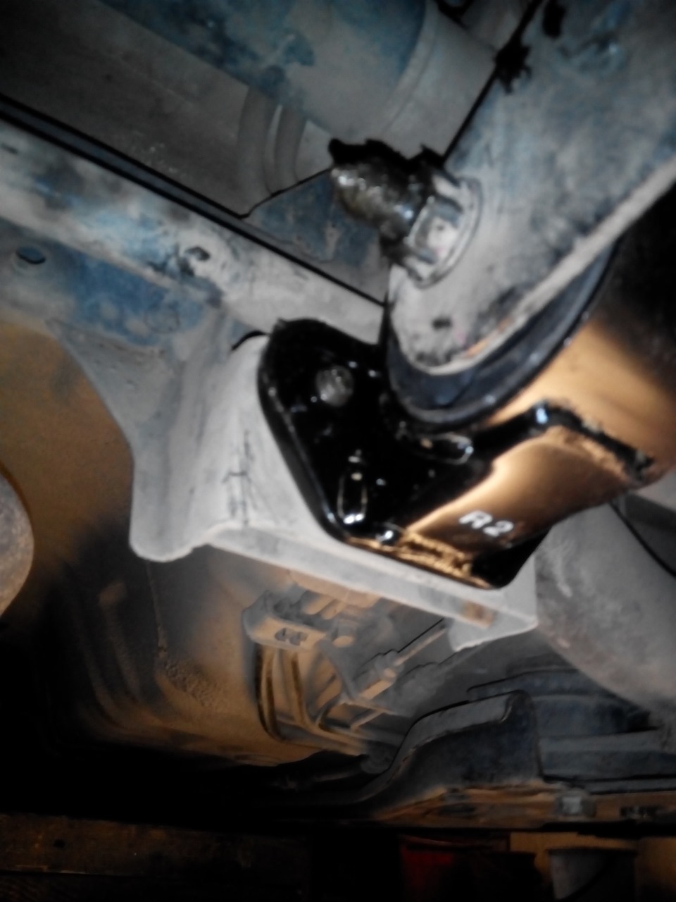 Замена задней опоры двигателя. и устранение течи поддона двигателя ...