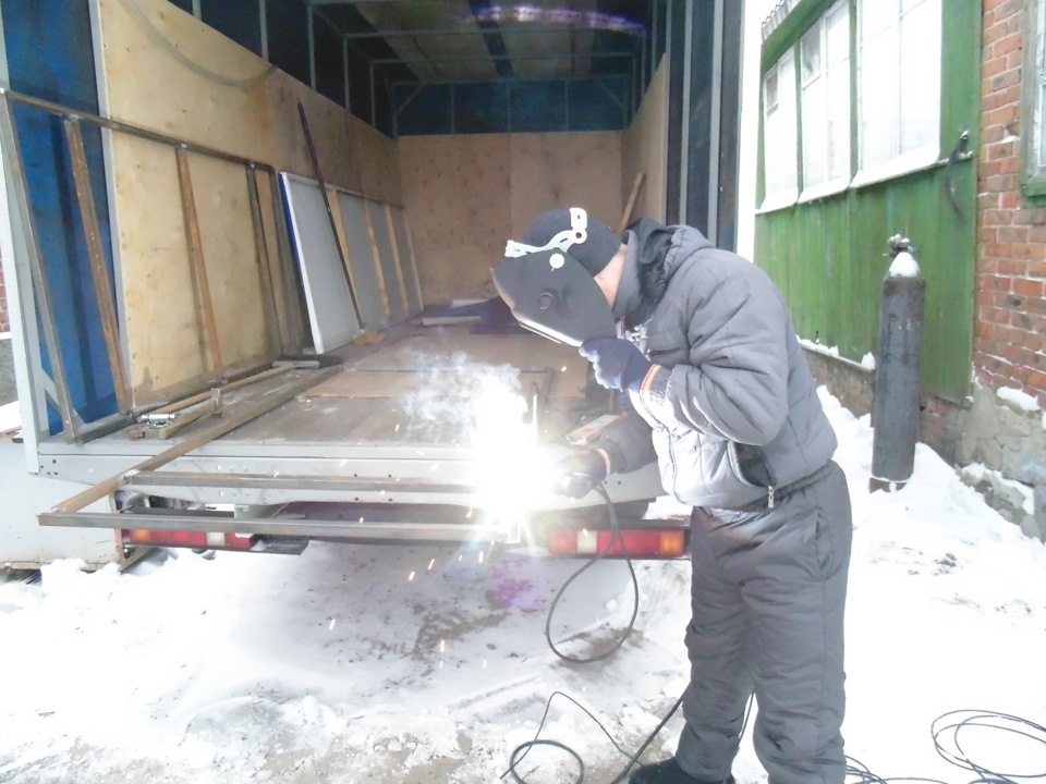 сварщик зимой. можно ли сваривать зимой. сварка труб отопления электросваркой технология. сварочные работы. сварка металлических труб.