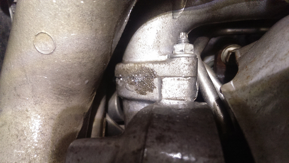 Утечка воздуха проявляется шипением и начинает пузыриться, если побрызгать мыльным раствором — Toyota Soarer (3G)