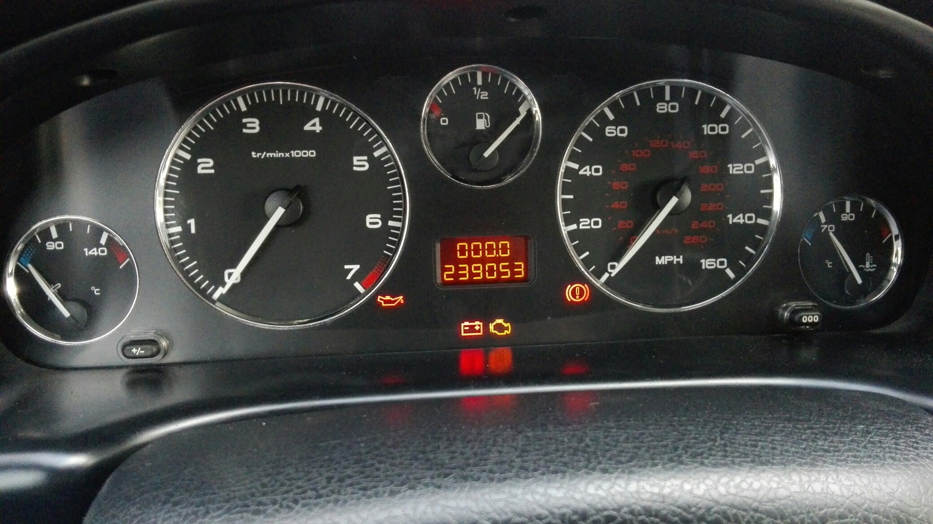 Приборная панель пежо 406. Peugeot 406 приборная панель. Приборная панель Пежо 406 Рестайлинг 2л бензин. Панель управления Пежо 406. Пред панели Пежо 406.