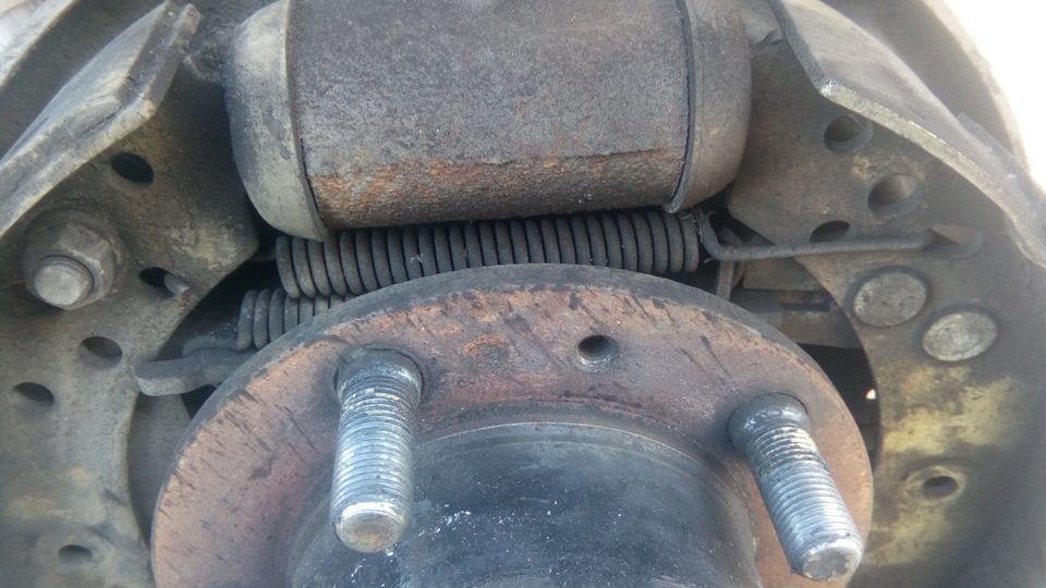 Замена накладок на задних тормозных колодках — УАЗ Patriot, 2,7 л, 2014 ...