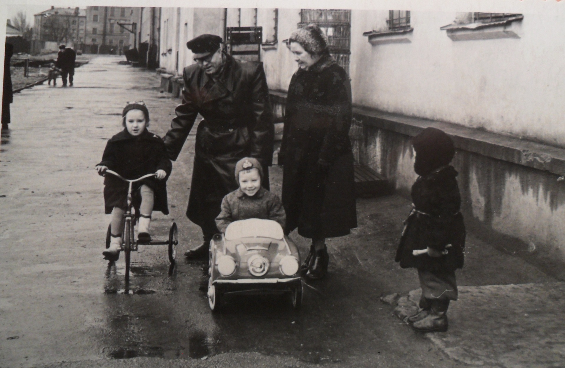 Советские автомобили на фотографиях нашей семьи — Москвич 401, 1,3 л, 1955  года | просто так | DRIVE2