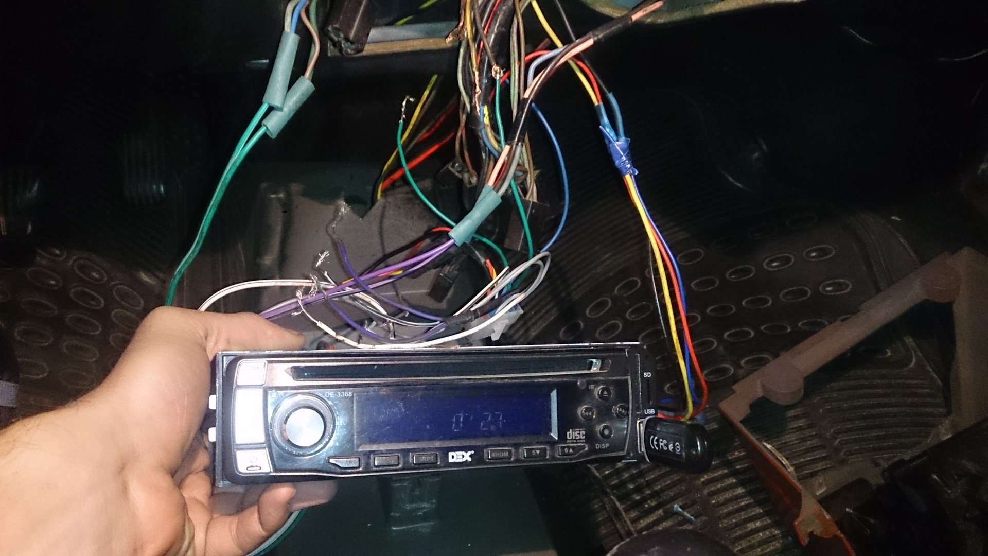 Автомагнитола picanto 2010. Юсб порт для магнитолы пионер. Юсб провод на магнитолу киа рио 3. Припаять аукс к магнитоле пионер. Припайка юсб к магнитоле.